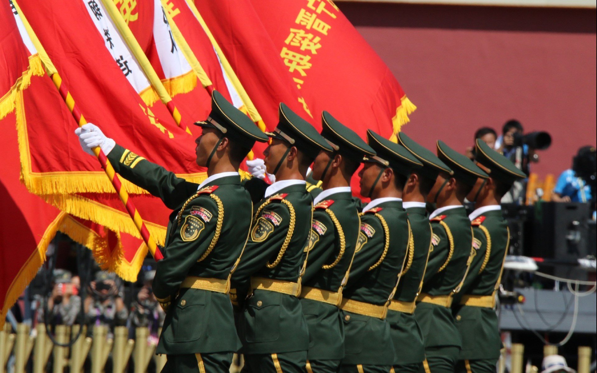 AYX体育-欧洲杯攻防大战：战略布局中的精彩瞬间，欧洲杯 攻略